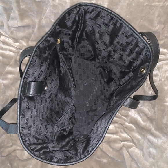 Michael Kors Large Black Shoulder Bag - Picture 4 of 7